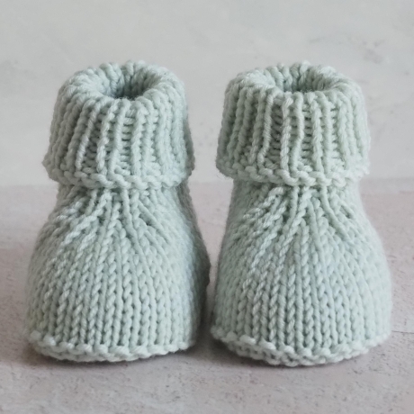 Babyschuhe in zartem Lindgrün, 0-3 Monate, gestrickt, aus Wolle