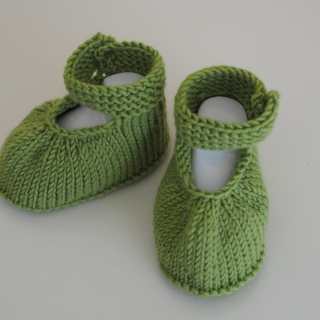 hellgrüne Babyschuhe mit Riemchen 0-3 Monate gestrickt