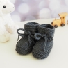 dunkelgraue Babyschuhe aus weicher Wolle handgestrickt 3-6 Monate