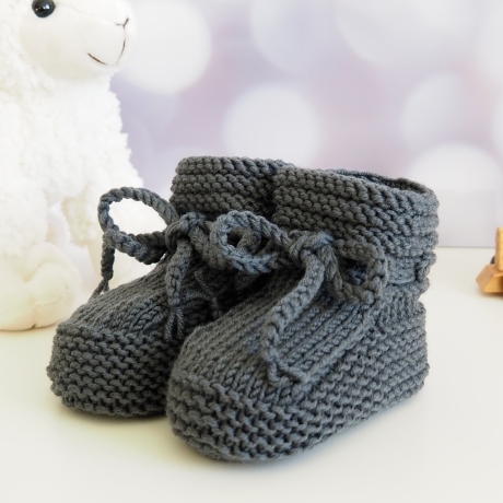 dunkelgraue Babyschuhe aus weicher Wolle handgestrickt 3-6 Monate