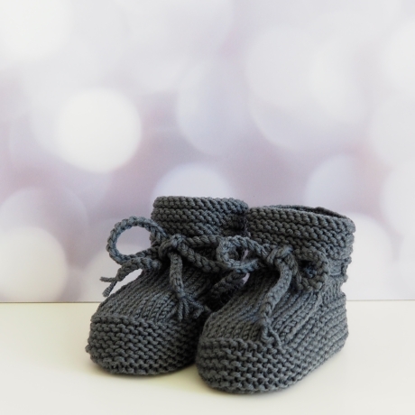 dunkelgraue Babyschuhe aus weicher Wolle handgestrickt 3-6 Monate