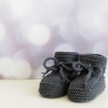 dunkelgraue Babyschuhe aus weicher Wolle handgestrickt 3-6 Monate