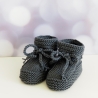 dunkelgraue Babyschuhe aus weicher Wolle handgestrickt 3-6 Monate