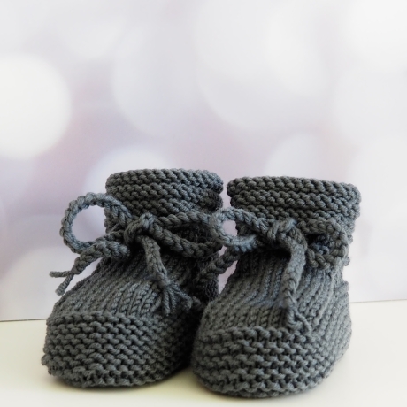 dunkelgraue Babyschuhe aus weicher Wolle handgestrickt 3-6 Monate