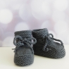 dunkelgraue Babyschuhe aus weicher Wolle handgestrickt 3-6 Monate