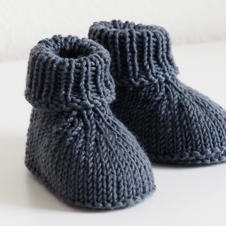 dunkelgraue Babyschuhe, 0-3 Monate, handgestrickt, aus Wolle