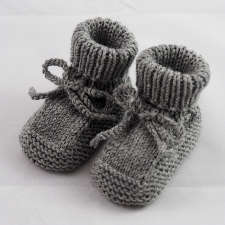 graue Babyschuhe 0-3 Monate Booties gestrickt aus Wolle