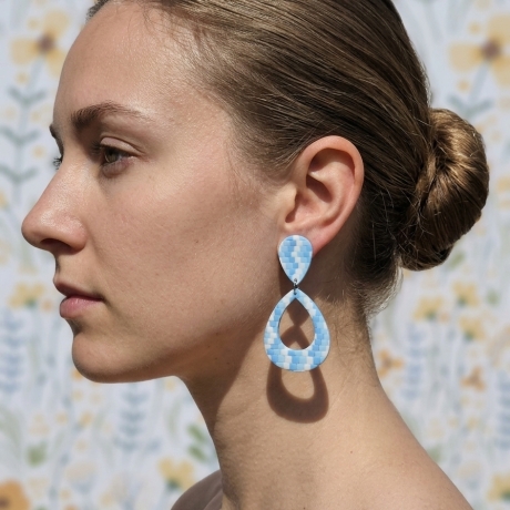 Handgemachte Statement-Ohrringe „Mosaik-Traum“ in Blau & Weiß