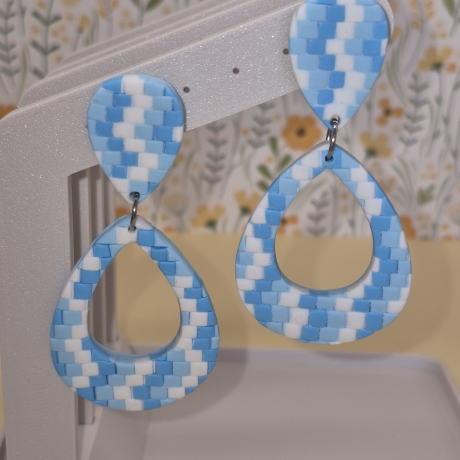 Handgemachte Statement-Ohrringe „Mosaik-Traum“ in Blau & Weiß