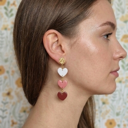 Herz-Ohrringe aus Polymer Clay – Dangle-Ohrringe in Ros aRot|Weiß