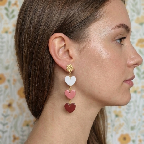 Herz-Ohrringe aus Polymer Clay – Dangle-Ohrringe in Ros aRot|Weiß