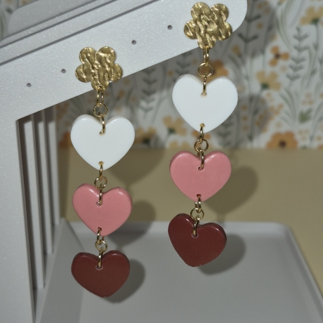 Herz-Ohrringe aus Polymer Clay – Dangle-Ohrringe in Ros aRot|Weiß