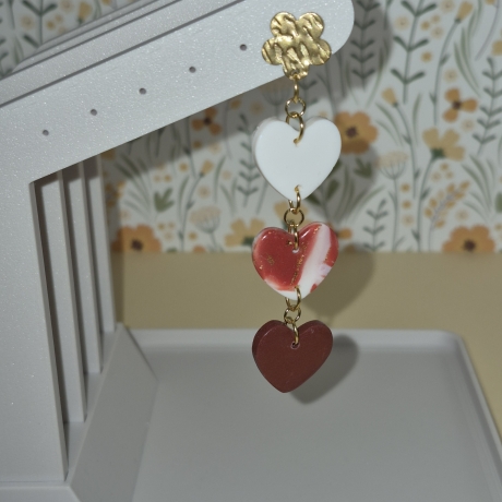 Herz-Ohrringe aus Polymer Clay – Dangle-Ohrringe in Ros aRot|Weiß