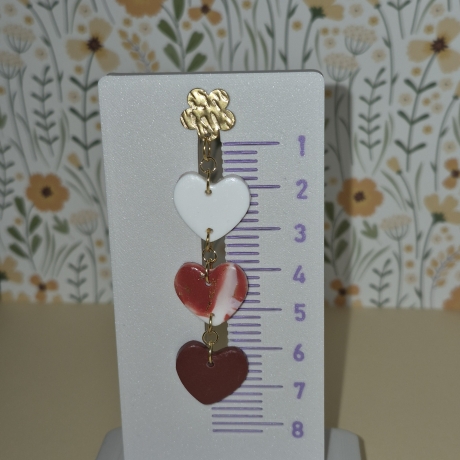 Herz-Ohrringe aus Polymer Clay – Dangle-Ohrringe in Ros aRot|Weiß