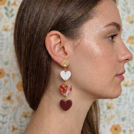 Herz-Ohrringe aus Polymer Clay – Dangle-Ohrringe in Ros aRot|Weiß