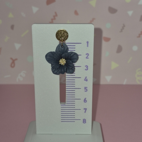 Handgefertigte Blütenohrringe – Unikat, vergoldeter Akzent