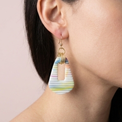 Moderne Statement-Ohrhänger – Pastell meets Rillenstruktur