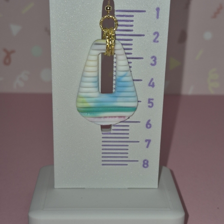 Moderne Statement-Ohrhänger – Pastell meets Rillenstruktur