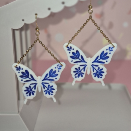 Bezaubernde Schmetterlings-Ohrringe –Blau-Weißes Porzellan-Design