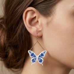 Bezaubernde Schmetterlings-Ohrringe –Blau-Weißes Porzellan-Design