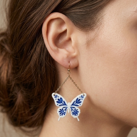 Bezaubernde Schmetterlings-Ohrringe –Blau-Weißes Porzellan-Design