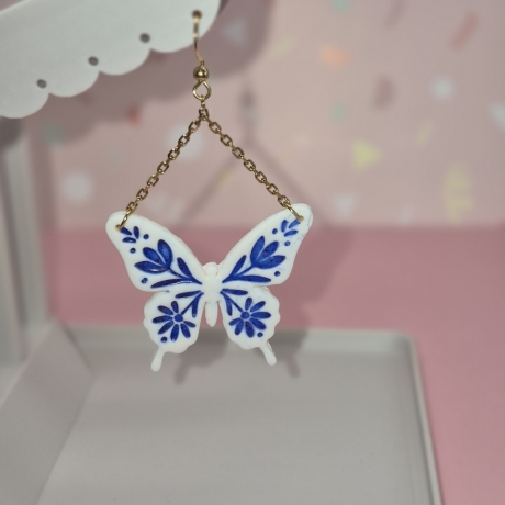 Bezaubernde Schmetterlings-Ohrringe –Blau-Weißes Porzellan-Design