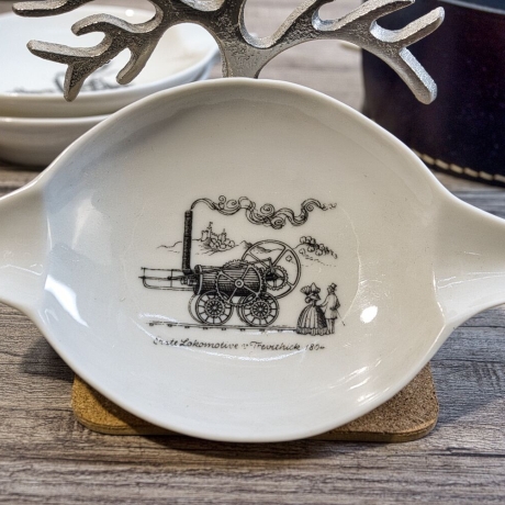 4er Set Porzellan Aschenbecher - Motiv: Historische Lokomotiven