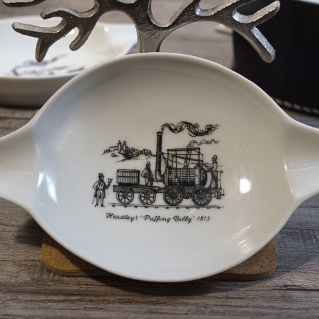 4er Set Porzellan Aschenbecher - Motiv: Historische Lokomotiven