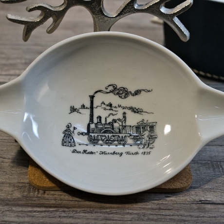 4er Set Porzellan Aschenbecher - Motiv: Historische Lokomotiven