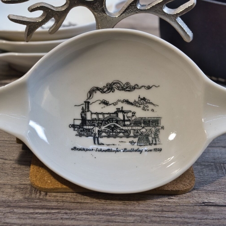 4er Set Porzellan Aschenbecher - Motiv: Historische Lokomotiven