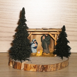 Mini Krippenstall auf Astscheibe mit handbemalten Figuren  Mini Krippenstall auf Astscheibe mit handbemalten Figuren