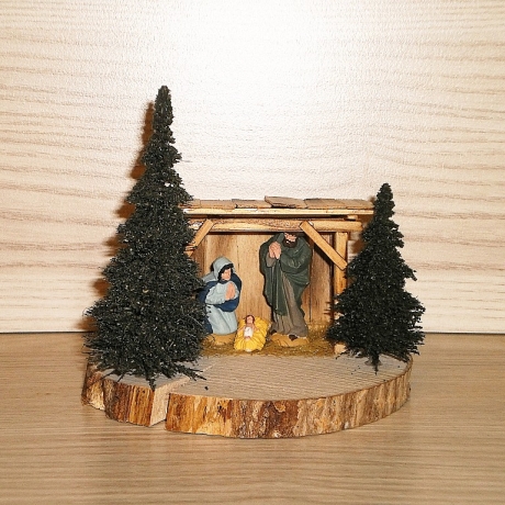 Mini Krippenstall auf Astscheibe mit handbemalten Figuren 