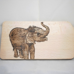 Frühstücksbrettchen mit Brandmalerei Motiv: Elefantenbaby Frühstücksbrettchen mit Brandmalerei Motiv: Elefantenbaby