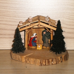 Mini Krippenstall auf Astscheibe mit handbemalten Figuren Mini Krippenstall auf Astscheibe mit handbemalten Figuren