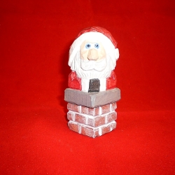 Weihnachtsmann im Kamin, hand geschnitzt und bemalt  Weihnachtsmann im Kamin, hand geschnitzt und bemalt