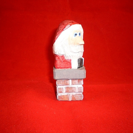 Weihnachtsmann im Kamin, hand geschnitzt und bemalt 