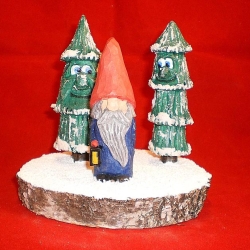 Wichtel und Tannen, handgeschnitzt auf Birken Astscheibe Wichtel und Tannen, handgeschnitzt auf Birken Astscheibe