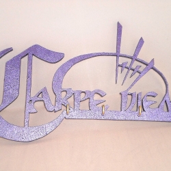 Schlüsselbrett Carpe Diem aus Buchensperrholz Farbe Lila