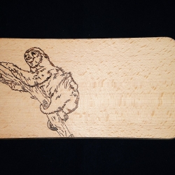 Frühstücksbrettchen mit Brandmalmotiv: Faultier