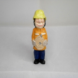 Feuerwehrmann, hand geschnitzt und bemalt aus Lindenholz