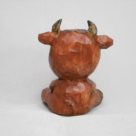 Kleiner Stier, hand geschnitzt und bemalt aus Lindenholz