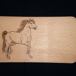 Frühstücksbrettchen mit Brandmalmotiv: Pferd Frühstücksbrettchen mit Brandmalmotiv: Pferd
