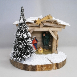 Mini Krippenstall auf Astscheibe mit handbemalten Figuren Mini Krippenstall auf Astscheibe mit handbemalten Figuren