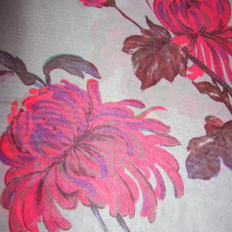 Trendiger Schal mit Blumenmotiv