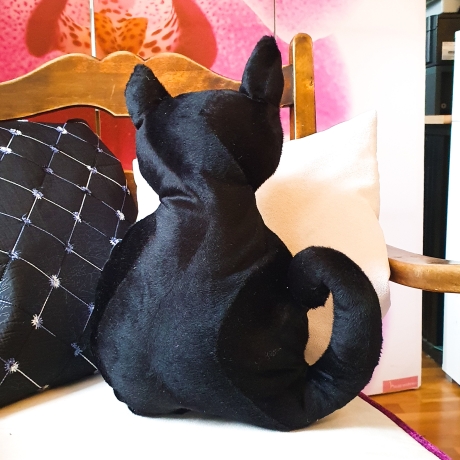 kleiner schwarzer Kater, Kuschelkissen für Katzenliebhaber