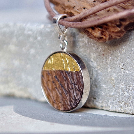 Kettenanhänger Holz – Fachwerk-Eiche mit Blattgold & Silber