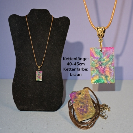 Kette mit Resin-Anhänger