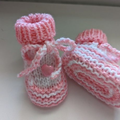 Babyschuhe Erstlingsschuhe gestrickt rosa weiß 0-3 Monate