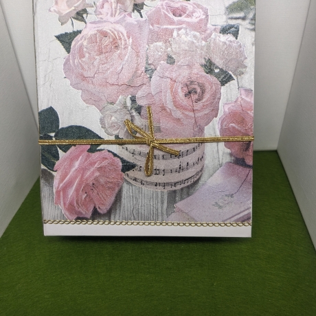 Klappdeckelbox mit Serviettenmotiv Rosen und Noten