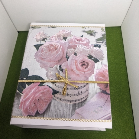 Klappdeckelbox mit Serviettenmotiv Rosen und Noten